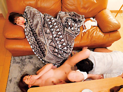 背徳感があるからこそ興奮する！可愛い妹の隣で何度もハメられ中出しされる姉！
