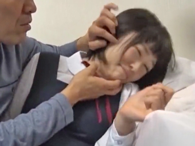美少女JKの娘が嫌がっているのに強引にハメるパパ