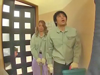 家にきたガテン系ギャルが子供にイタズラされて受け入れセックス