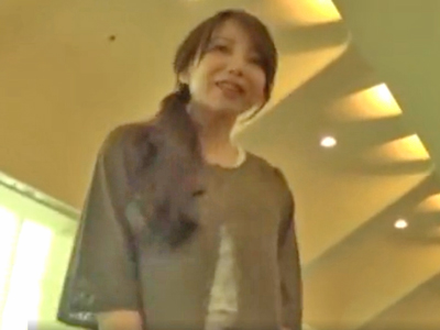 超美形妻がイケメンに後ろから抱かれてうっとり絶頂！
