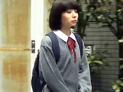 「いやぁ！入れないで‥」帰宅中の貧乳制服JKを車で拉致って集団輪姦レイプ！