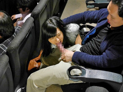 映画館で突然痴漢陵辱されるOL→拒絶する心と裏腹に激イキ！