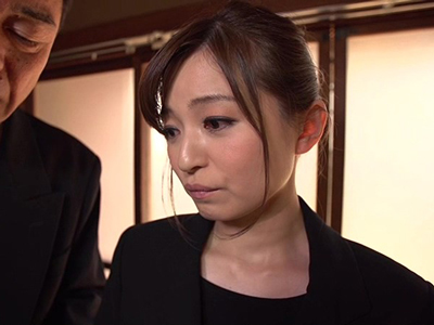 極太チンポをねじり込まれて濡れてしまう儚い未亡人