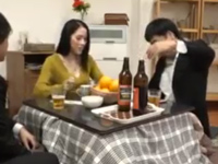 上司の奥さんにコタツでイタズラ→酔いつぶれた横で中出し寝取り！