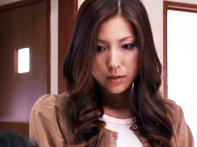 同窓会で再会した先輩に犯されるも感じてしまい肉体関係を受け入れる人妻
