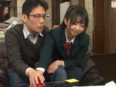 「は、入ってる…」大好きなおじさんの膝上に跨って家族の前でハメちゃうJK