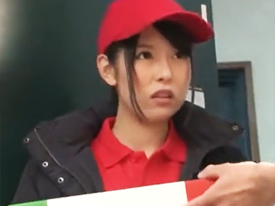 ピザ屋の配達スタッフに媚薬チンコを無理やり突っ込み顔射レイプ