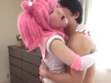 パイパンコスプレイヤーが2穴同時に責められ最後はたっぷり中出しフィニッシュ！