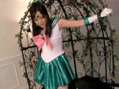 セーラームーンのコスプレした美女が次々に男と乱交