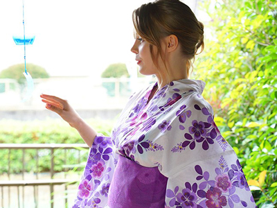 美しいブロンドヘアーの巨乳妻ロシア人が日本人と真正中出し解禁