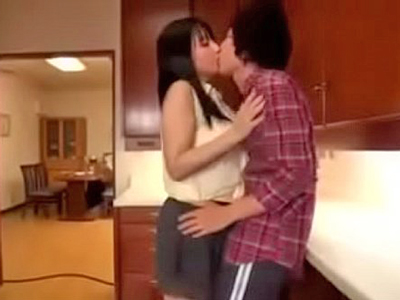 思春期の息子の勃起チンポに発情したママが旦那のそばで近親SEX