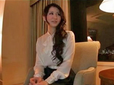 綺麗なマンコをパックリと晒され恥ずかしそうに感じる素人セレブ妻