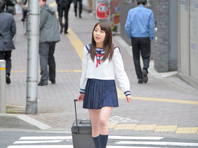 叔父さんの家に訪れた可愛い女子校生は叔父家族の餌食になるのでした