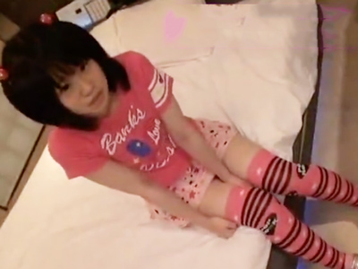 アウトすぎるガチロリ娘のパイパン膣に大人チンポねじ込み中出しハメ！
