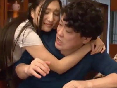 セクシーGカップ巨乳美女に妻の横で誘惑されるも負けちゃう旦那さん