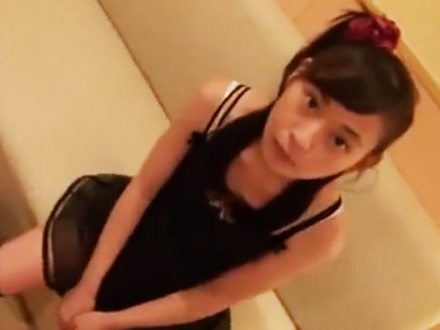「え？ザーメン飲むの？」チンコをまだ見たことのないロリっ娘が頑張ってフェラ