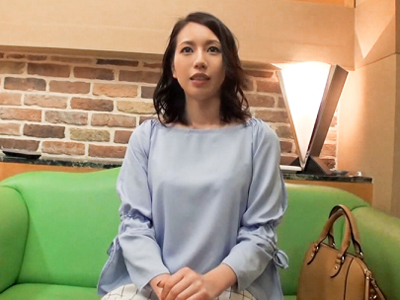 真剣にインタビューに答え天然魅力で男を虜にする美女とソフトSMセックス