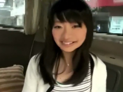 ロリな素人娘が押しに負けて目隠しのない車内で羞恥カーセックス