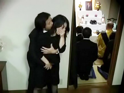 旦那の葬儀中なのにお経に混じって喘ぎが聞こえる中出しパコ