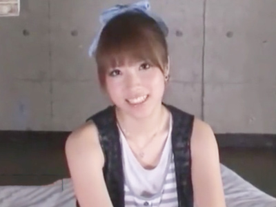 お金を咥えながら男優の激しいピストンに耐える美乳娘ｗ