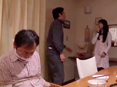 昏睡したダンナを縛って美しい妻をレイプNTR